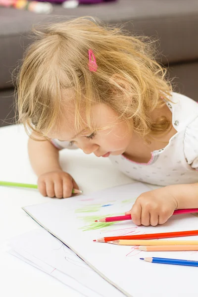 Meisje tekening met gekleurde potloden — Stockfoto