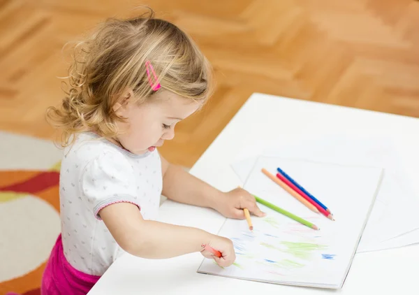 Meisje tekening met gekleurde potloden — Stockfoto