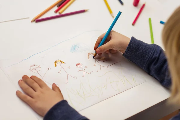 Kleine jongen tekening gelukkige familie — Stockfoto