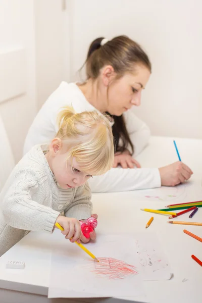 Küçük kız renkli boya kalemi ile çizim — Stok fotoğraf