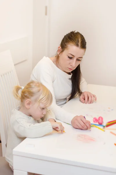 Klein meisje tekenen met kleurrijke kleurpotloden — Stockfoto
