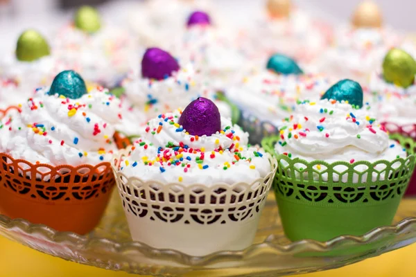 Вкусные десертные кексы — стоковое фото