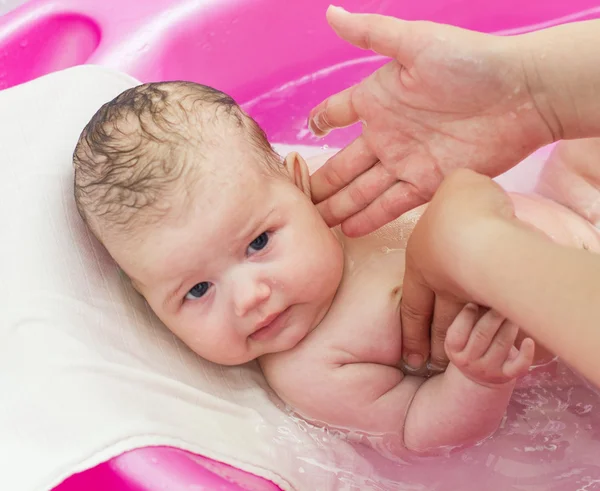 Adorable bébé ayant bain — Photo