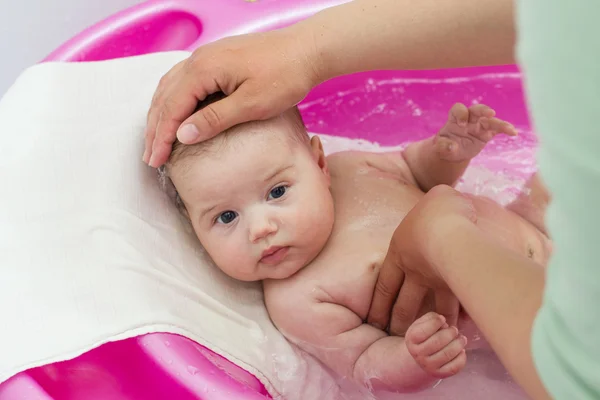 Entzückendes Baby mit Bad — Stockfoto