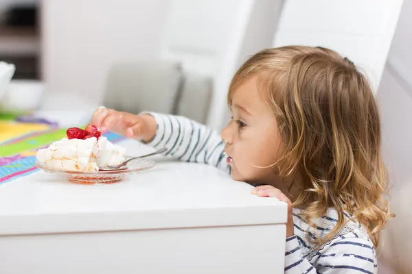 Kleines Mädchen isst Dessert — Stockfoto