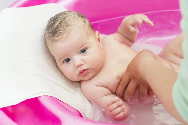 Schattige baby met bad — Stockfoto