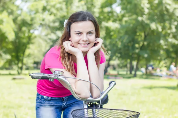 güzel bir genç kadın zevk doğa