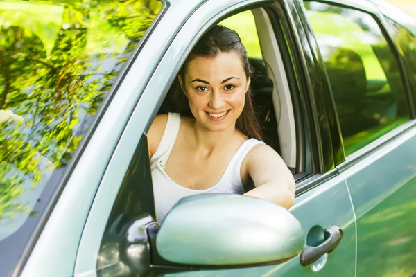 Piękna młoda kobieta prowadzi samochód — Zdjęcie stockowe