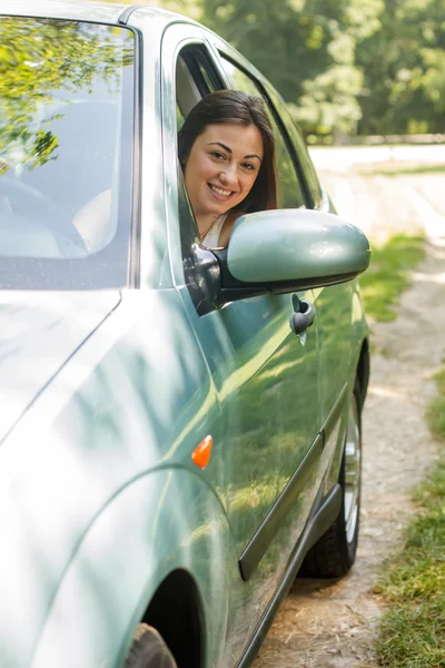 Hermosa mujer joven conduciendo un coche — Foto de Stock
