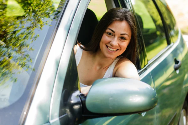 Gelukkig jonge vrouw besturen van een auto — Stockfoto