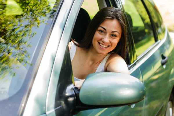 Jovem feliz dirigindo um carro — Fotografia de Stock