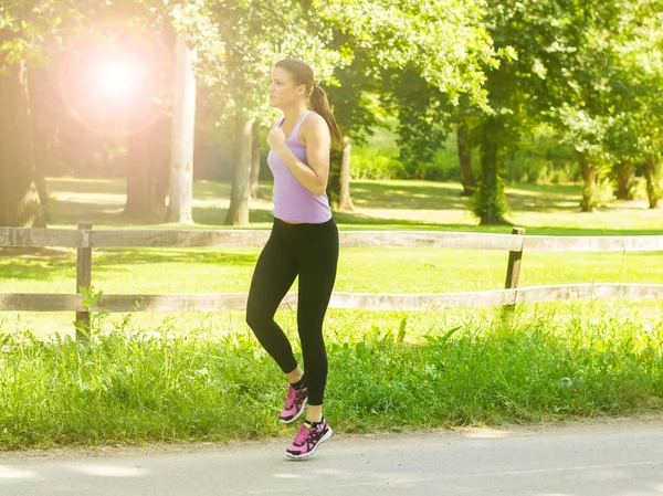 Mujer corriendo — Foto de Stock