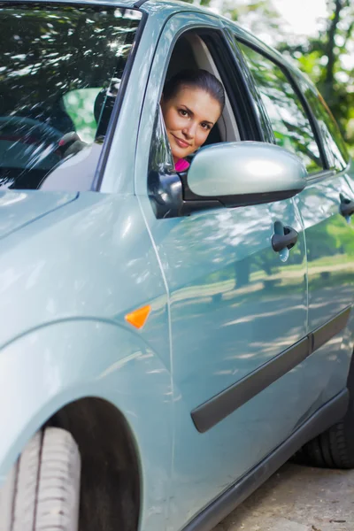 Gelukkig jonge vrouw besturen van een auto — Stockfoto