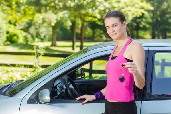 Femme montrant les clés de la nouvelle voiture — Photo