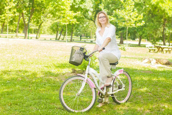 Mulher feliz na bicicleta — Fotografia de Stock