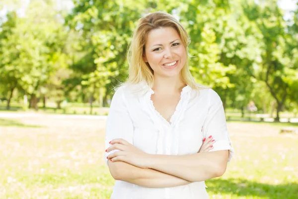 Glück und schöne junge Frau — Stockfoto