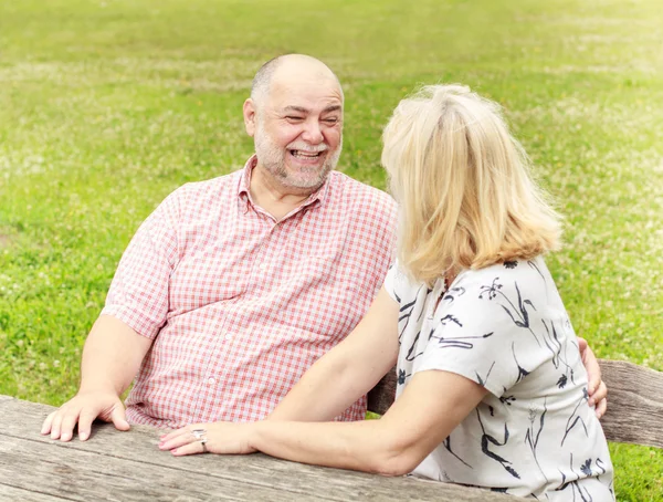 Casal de idosos relaxante — Fotografia de Stock