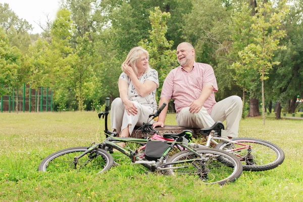 Felice coppia di anziani rilassante — Foto Stock