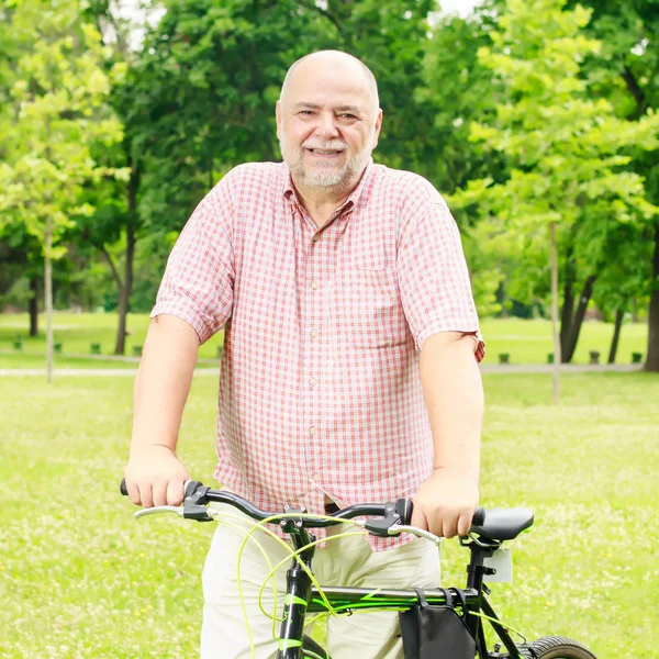 Feliz hombre mayor al aire libre —  Fotos de Stock