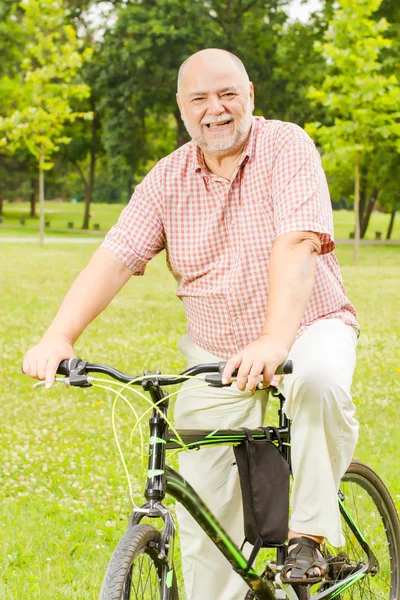 Heureux senior homme en plein air — Photo