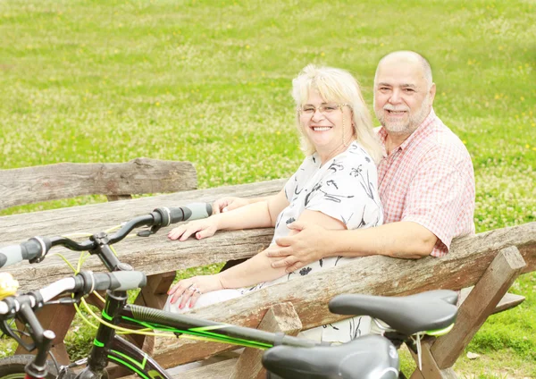 Glad äldre par avkopplande — Stockfoto