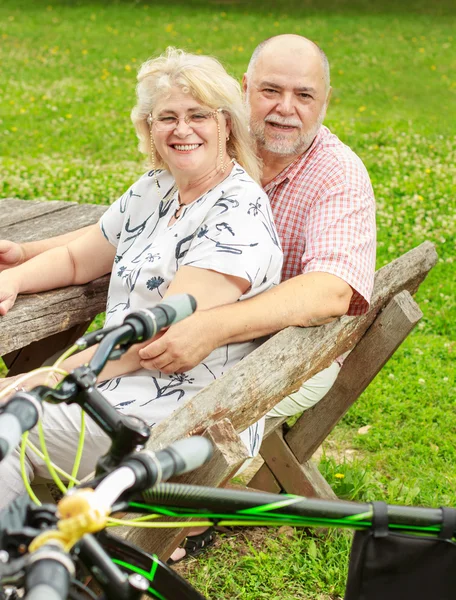 Szczęśliwa para starszych relaksujący — Zdjęcie stockowe