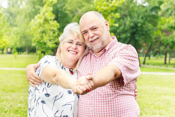 Coppia anziana romantica — Foto Stock