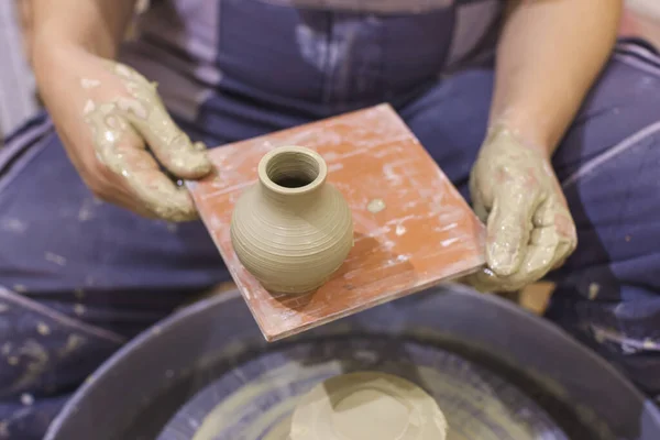 Artista Ceramica Che Mostra Vaso Argilla Studio Ceramica Artigianato Creativo — Foto Stock