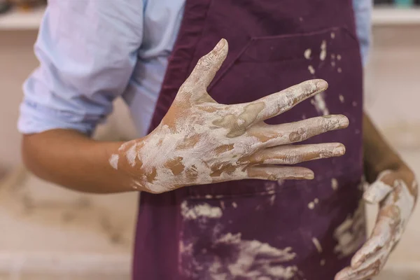 Vrouwelijke Aardewerk Kunstenaar Handen Keramische Kunst Studio Close View Creatief — Stockfoto