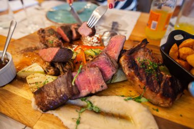 Lokantada lezzetli biftek servis ediliyor..