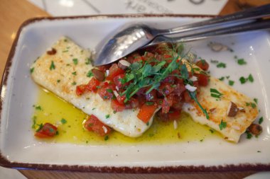 Lokantada tabakta zeytinyağlı ızgara peynir..