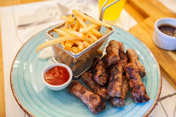 Traditioneller Gegrillter Fleischspieß Mit Pommes Restauranttisch — Stockfoto