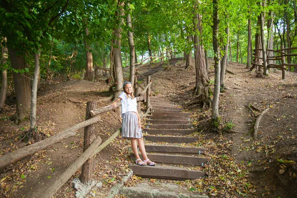 Portrait Petite Fille Souriante Marches Bois Dans Forêt Lumière Jour — Photo