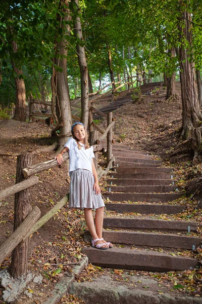 笑顔の少女の肖像画 森の中で木製の手順です 夏の光 — ストック写真