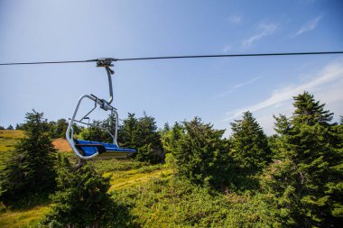 Sandalye kaldırma, yaz panoramik gezisi, Sırbistan 'ın Kopaonik Dağı' nın güzel manzarası.