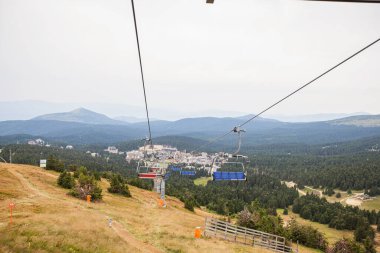 Sandalye kaldırma, yaz panoramik gezisi, Sırbistan 'ın Kopaonik Dağı' nın güzel manzarası.