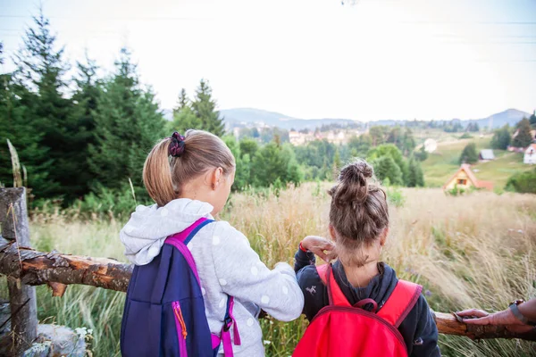 Små Flickor Vandrare Avkopplande Utsikt Över Sommaren Natur Landskap — Stockfoto