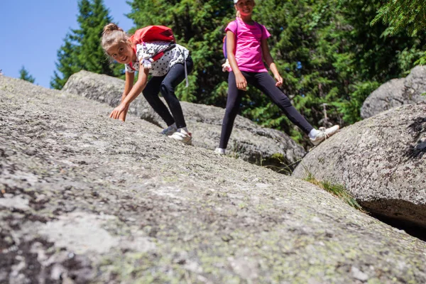 Dívky Lezení Skalách Formace Lese Letní Den — Stock fotografie