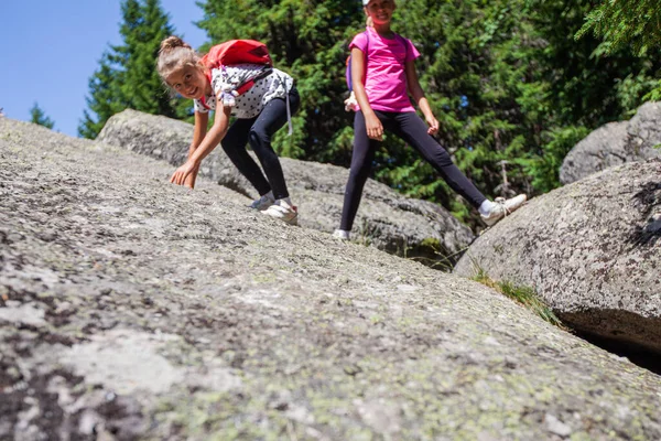 Kleine Meisjes Klimmen Rotsen Formatie Het Bos Zomerdag — Stockfoto