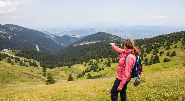 Žena Turistka Vrcholu Úžasný Výhled Zelené Údolí Les Hora Kopaonik — Stock fotografie