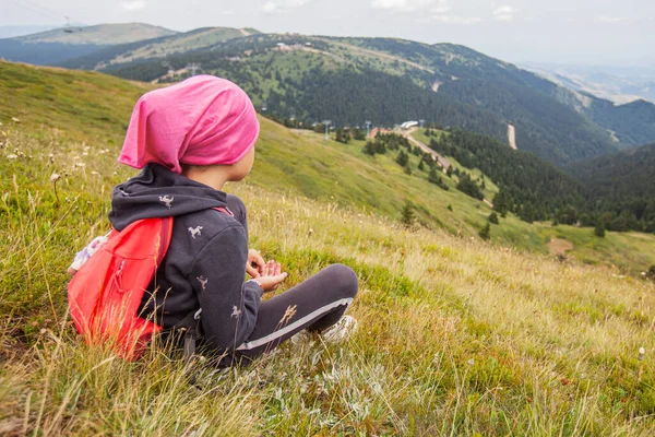 Petite Fille Randonneuse Relaxante Sur Pic Belle Vue Sur Nature — Photo