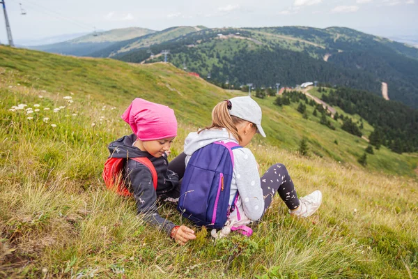 Kleine Meisjes Wandelaar Ontspannen Top Prachtig Uitzicht Zomer Natuur Landschap — Stockfoto