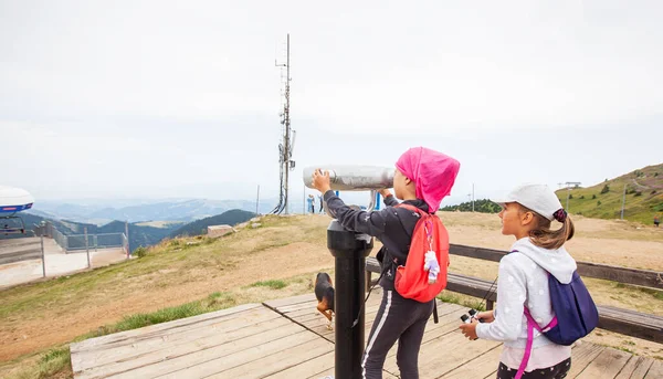 山頂に設置された定常両眼望遠鏡で自然景観を観察する子どもたち — ストック写真