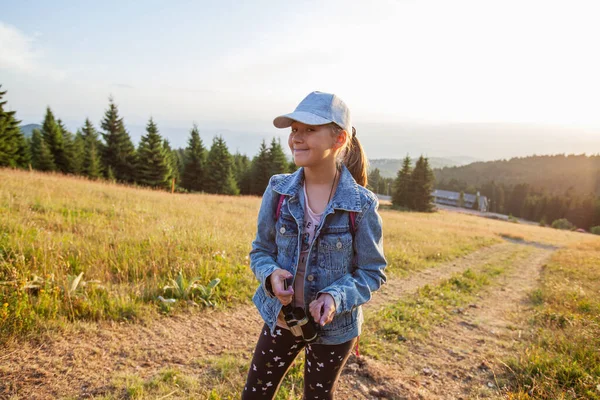 Glückliche Kleine Wanderin Lächelndes Kind Freien Porträt Sommertag Sonnenuntergang Naturlandschaft — Stockfoto