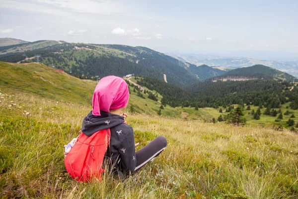 Meisje Wandelaar Ontspannen Top Prachtig Uitzicht Zomer Natuur Landschap — Stockfoto