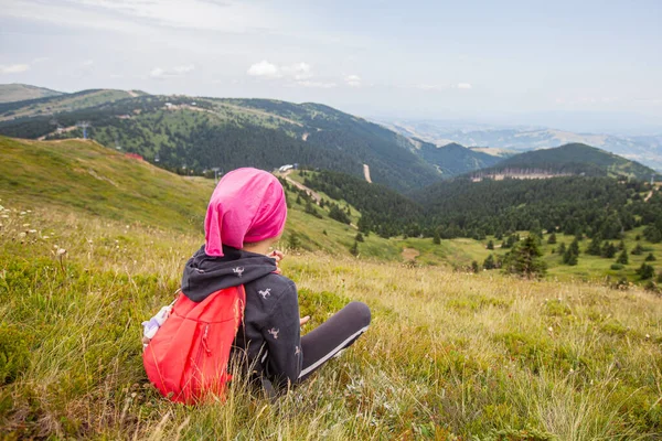 Petite Fille Randonneuse Relaxante Sur Pic Belle Vue Sur Nature — Photo