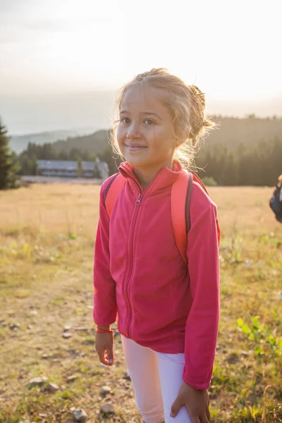 Caminhante Feliz Menina Criança Sorridente Retrato Livre Dia Verão Pôr — Fotografia de Stock