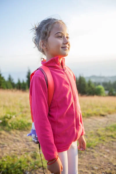 快乐的小女孩徒步旅行 笑孩子的户外肖像 夕阳西下背景中的自然景观 — 图库照片