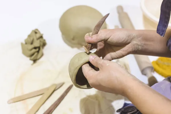 女陶艺家在陶瓷碗上工作 有创意的手工工艺 陶瓷工作室 — 图库照片