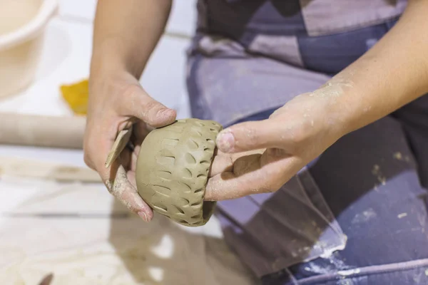 女陶艺家在陶瓷碗上工作 有创意的手工工艺 陶瓷工作室 — 图库照片